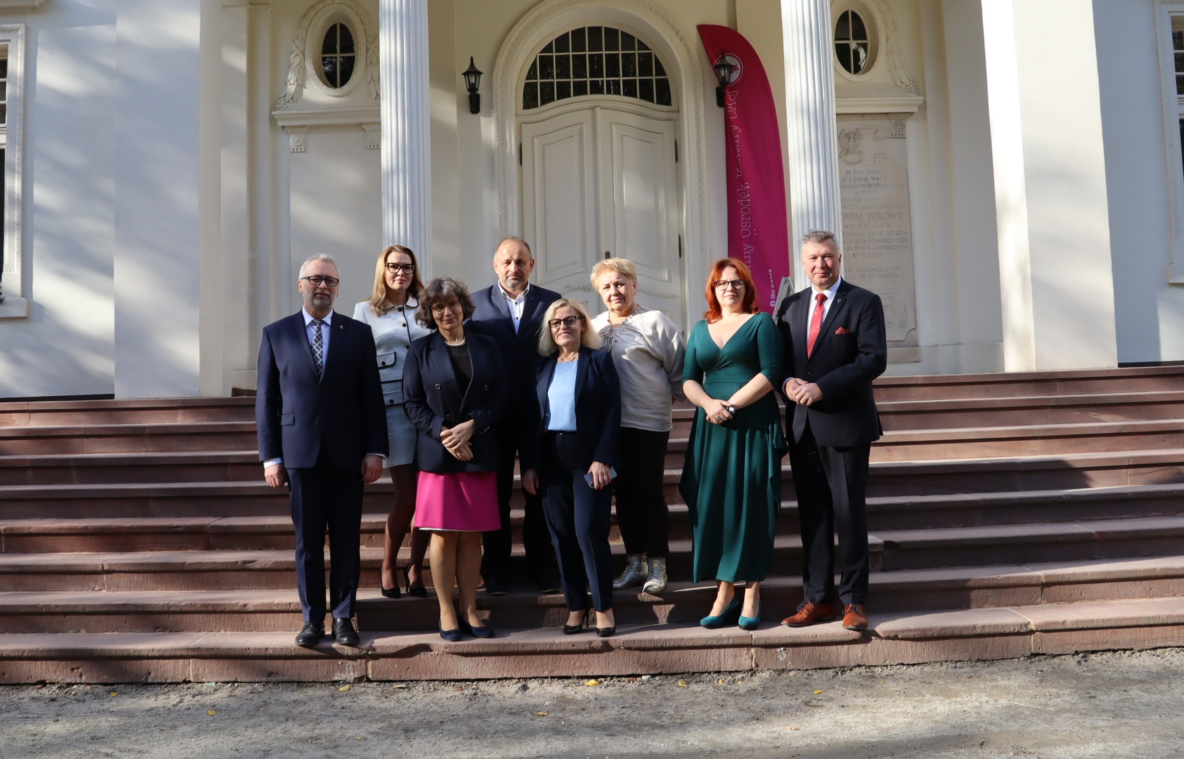 Burmistrzowie wraz z dyrektorami placówek oświatowych z terenu gminy Brwinów