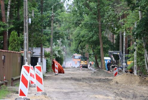 Trwają prace przy rozbudowie ciągu trzech ulic w Otrębusach. Inwestycja ta została dofinansowana ...