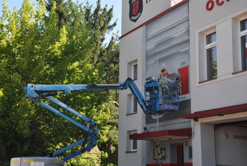 Na elewacji budynku strażnicy OSP w Brwinowie został odnowiony mural przedstawiający strażaków sz...